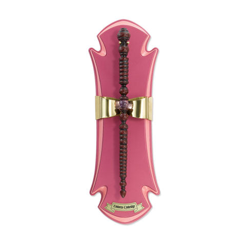 Baguette Dolores Ombrage - Harry Potter, une réplique emblématique en résine de 27 cm, accompagnée d'un élégant présentoir en bois, parfaite pour les fans de la saga.