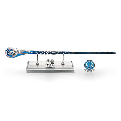 Baguette de Célébration - Sortilège du Patronus - Harry Potter avec son élégant présentoir, illustrant la magie et la qualité de ce chef-d'œuvre pour collectionneurs.
