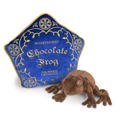 Coussin et peluche Chocogrenouille - Harry Potter, un article magique alliant luxe et confort avec son velours bleu roi et ses détails dorés, idéal pour les fans de la saga.