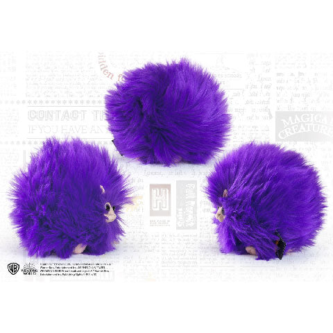 Détails de la peluche Boursouflet Violet Harry Potter - Douceur en polyester et design fidèle à l'univers magique.
