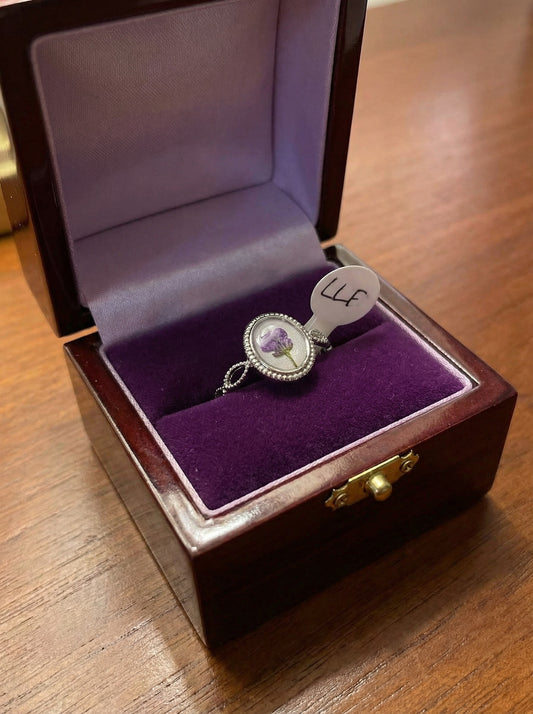 Zoom sur la Bague artisanale - Fleur Éternelle, mettant en valeur son cabochon fleuri fait à la main.