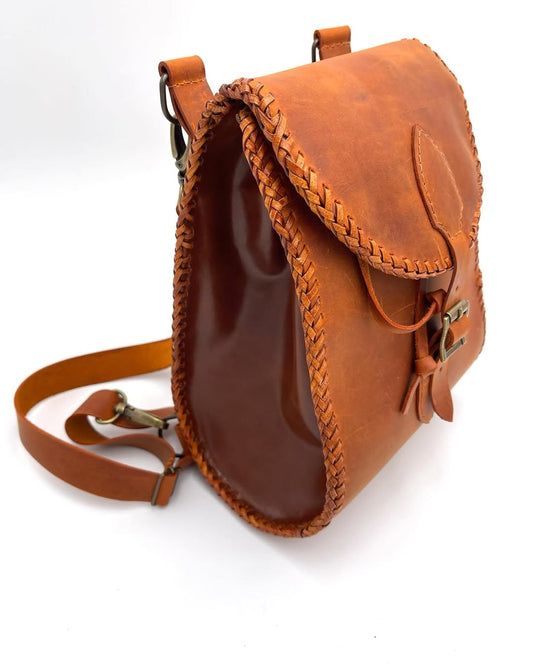 Sa à dos en cuir véritable brun orangé alliant élégance et fonctionnalité, signé Natale créations cuir.