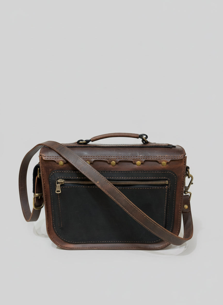 Détails artistiques du sac à main Steampunk en cuir véritable, mettant en avant l'esthétique rétro-futuriste et la qualité du cuir signé Natale créations cuir.