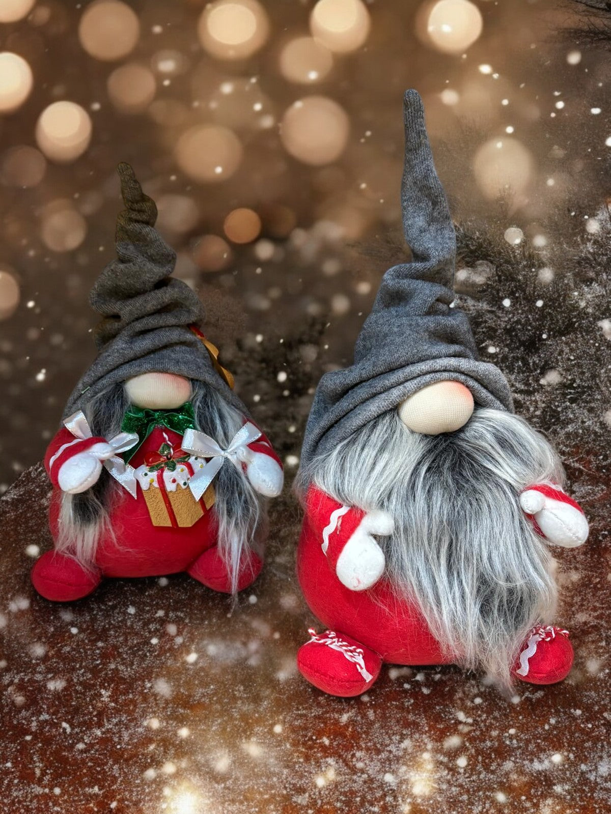 Gnomes Lutins de Noël Ronds et Joyeux présentant un design artisanal charmant, parfaits pour enrichir votre décor festif et apporter une atmosphère chaleureuse pendant les fêtes.