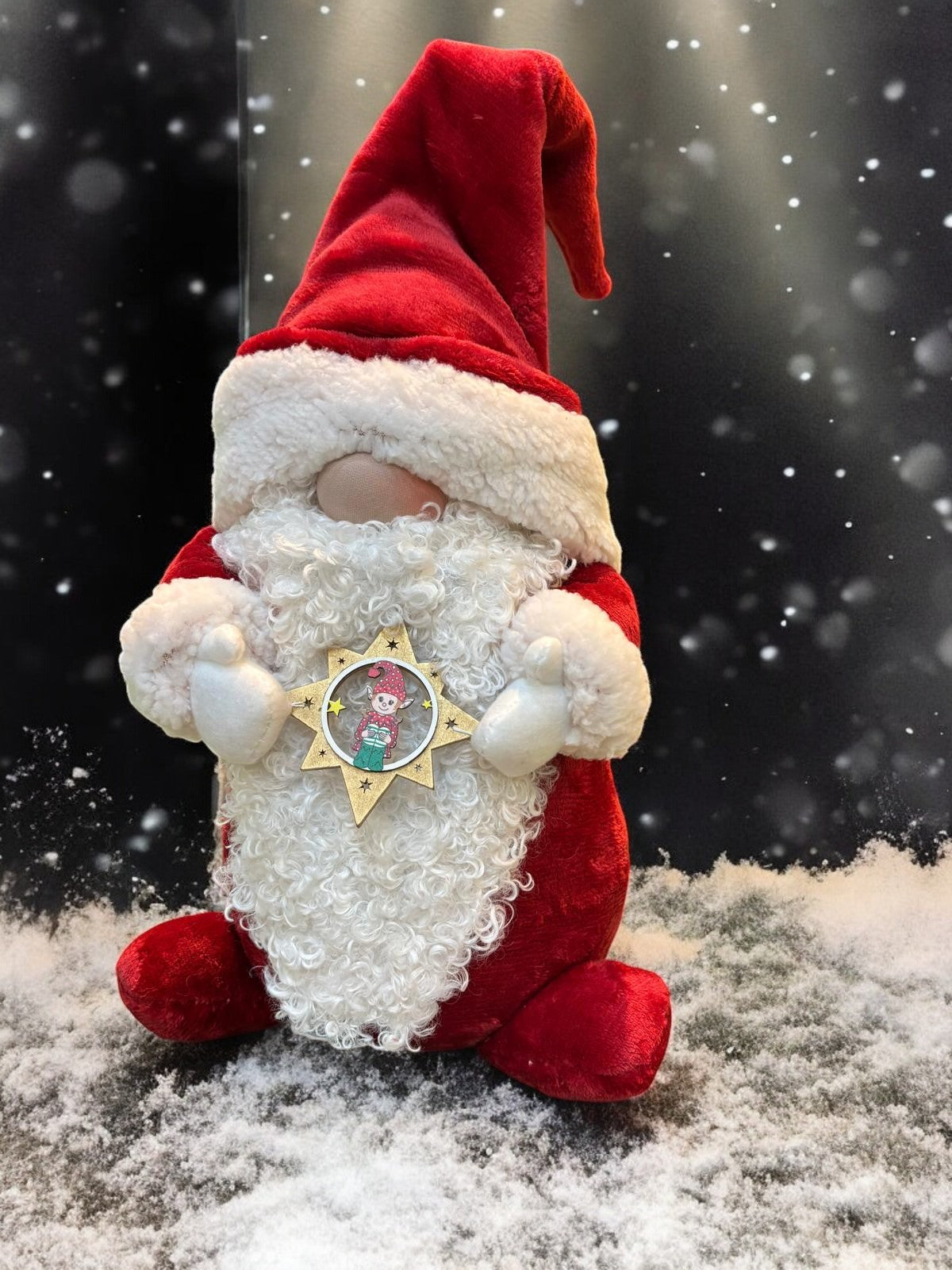 Le Gnome Père Noël Rêveur, une charmante décoration festive, illuminant votre maison avec magie et chaleur, idéal pour Noël.