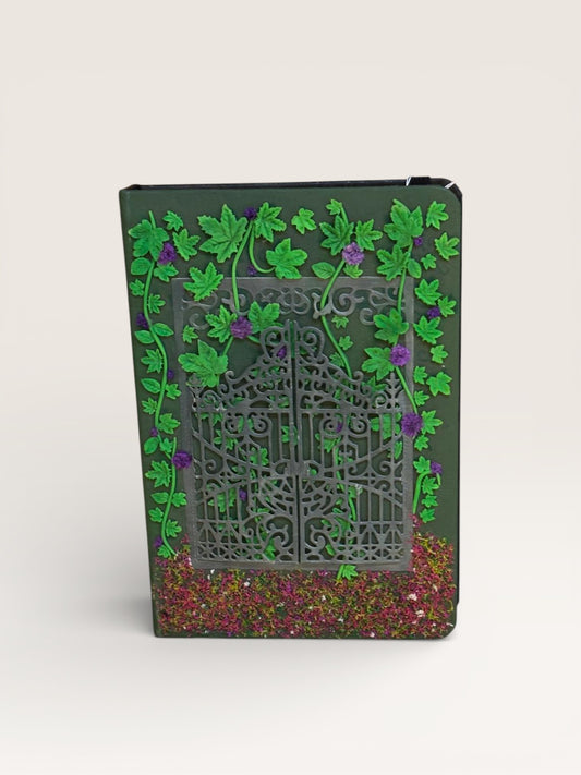 Pages intérieures du Carnet Portail, conçu pour accueillir croquis et récits fantastiques, favorisant la créativité.