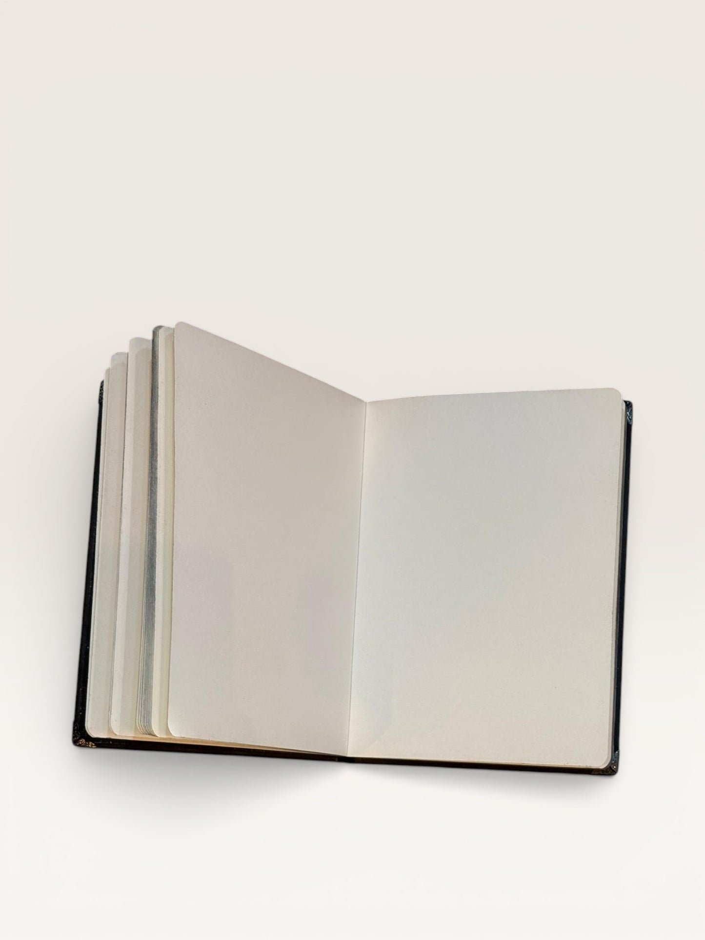 Détails du Carnet Sorcellerie - Marque-page décoratif et papier de qualité, pièce unique pour les amateurs d'univers ésotériques.