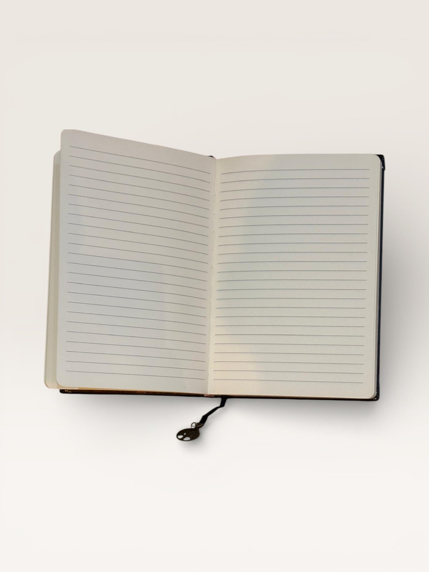 Détaille artisanale du carnet Steampunk Papillons de MellySteph, incluant un marque-page décoratif et soulignant son caractère unique.