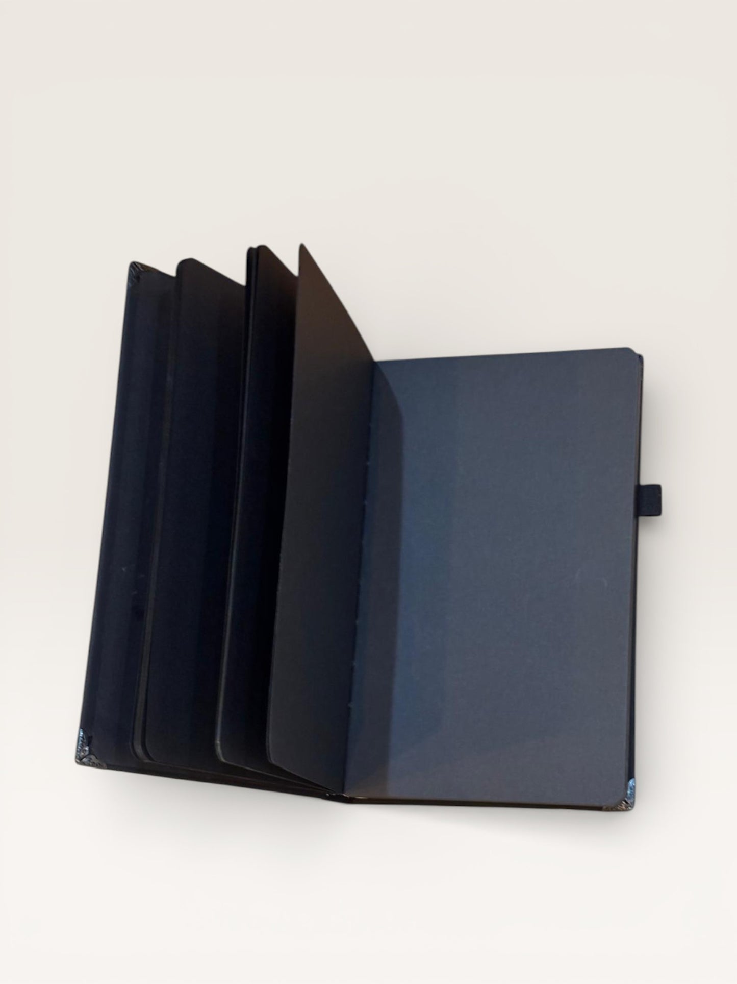 Détails artisanaux du Carnet Portrait, montrant la fermeture élastique et un marque-page décoratif, pièce unique pour écrits introspectifs.