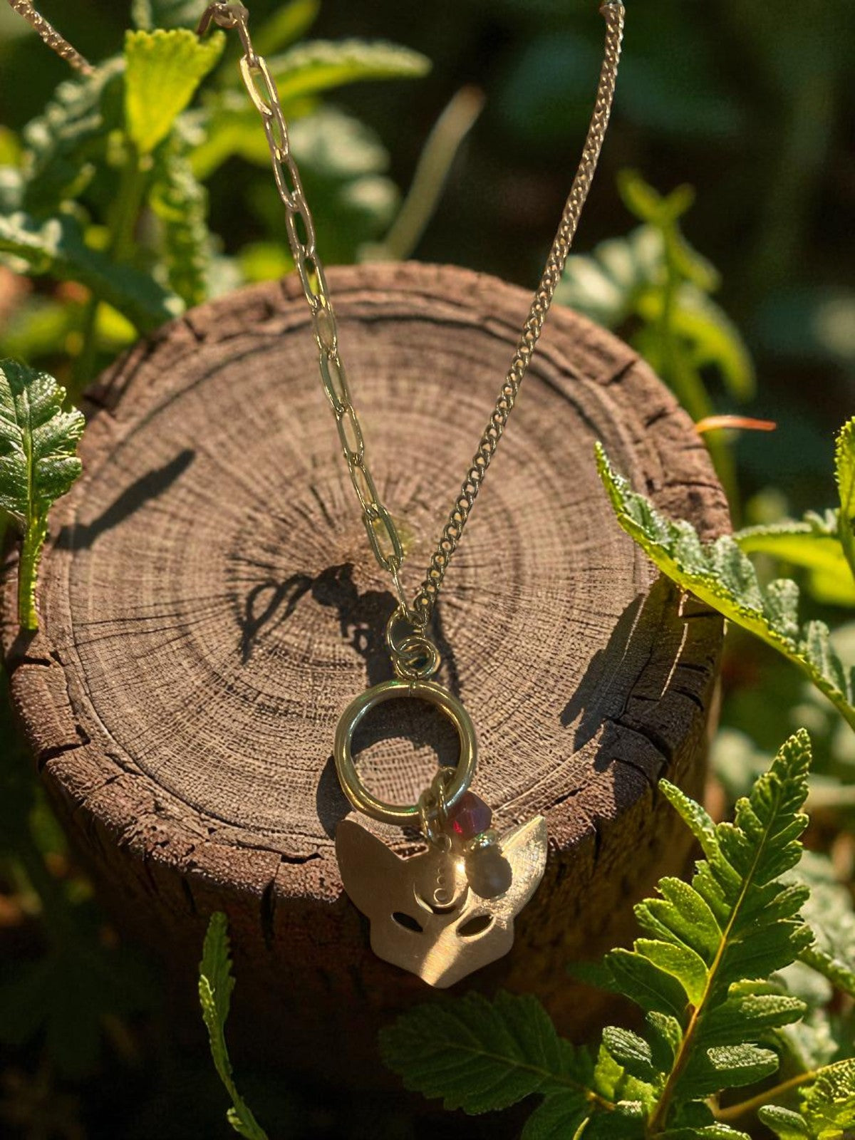 Collier chat ciselé et cristal
