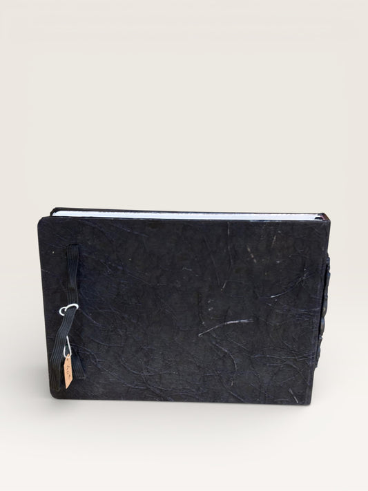 Carnet Cadres - Un livre vintage avec une couverture ornée de portraits anciens, parfait pour consigner des récits personnels et poèmes.