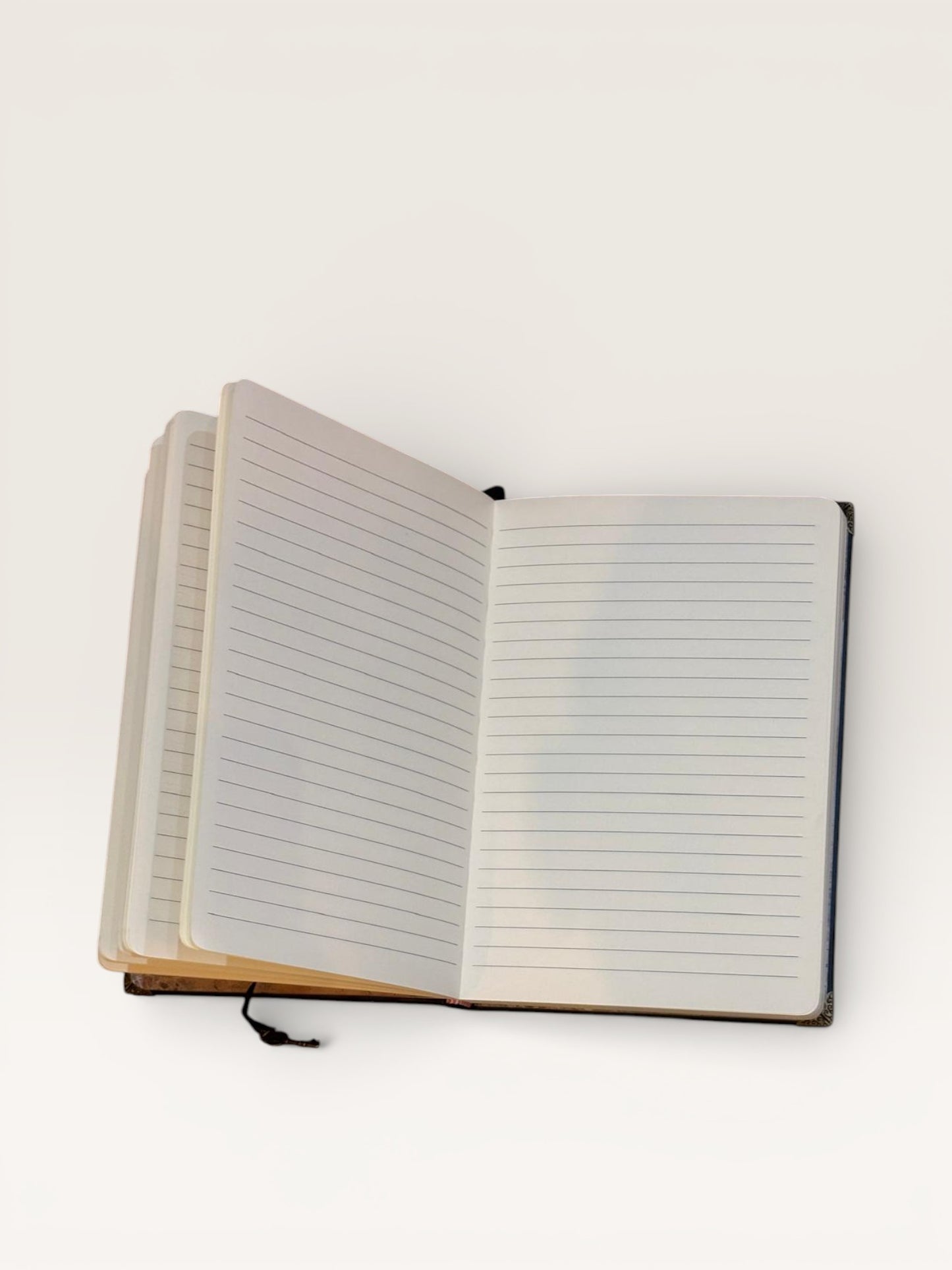 Carnet Papillon - Détails de la fabrication artisanale et du marque-page décoratif assorti.