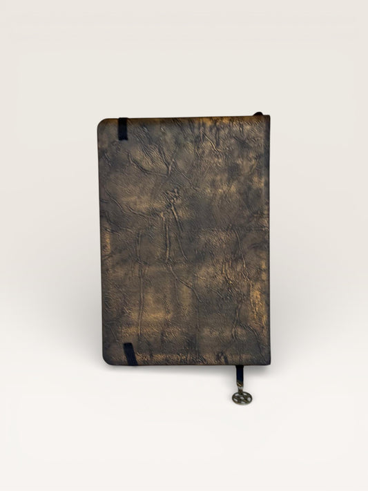 Vue détaillée du Carnet Livre des sorts montrant ses pages lignées, papier épais et fermeture élastique, parfait pour les écrits avec intention.