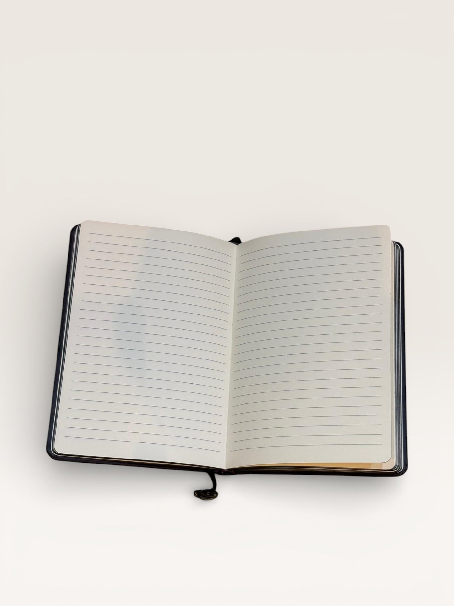 Carnet Livre des sorts en situation sur un bureau, mettant en avant son caractère unique et sa présence forte, indispensable pour les passionnés d'ésotérisme.