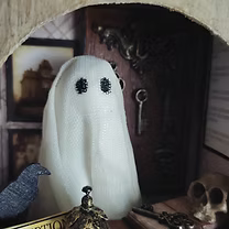 Vue captivante de la pièce unique Miniature - L'Hôtel des Brumes, avec des détails envoûtants et une dimension de 13 x 18 cm qui invite à la découverte des mystères.