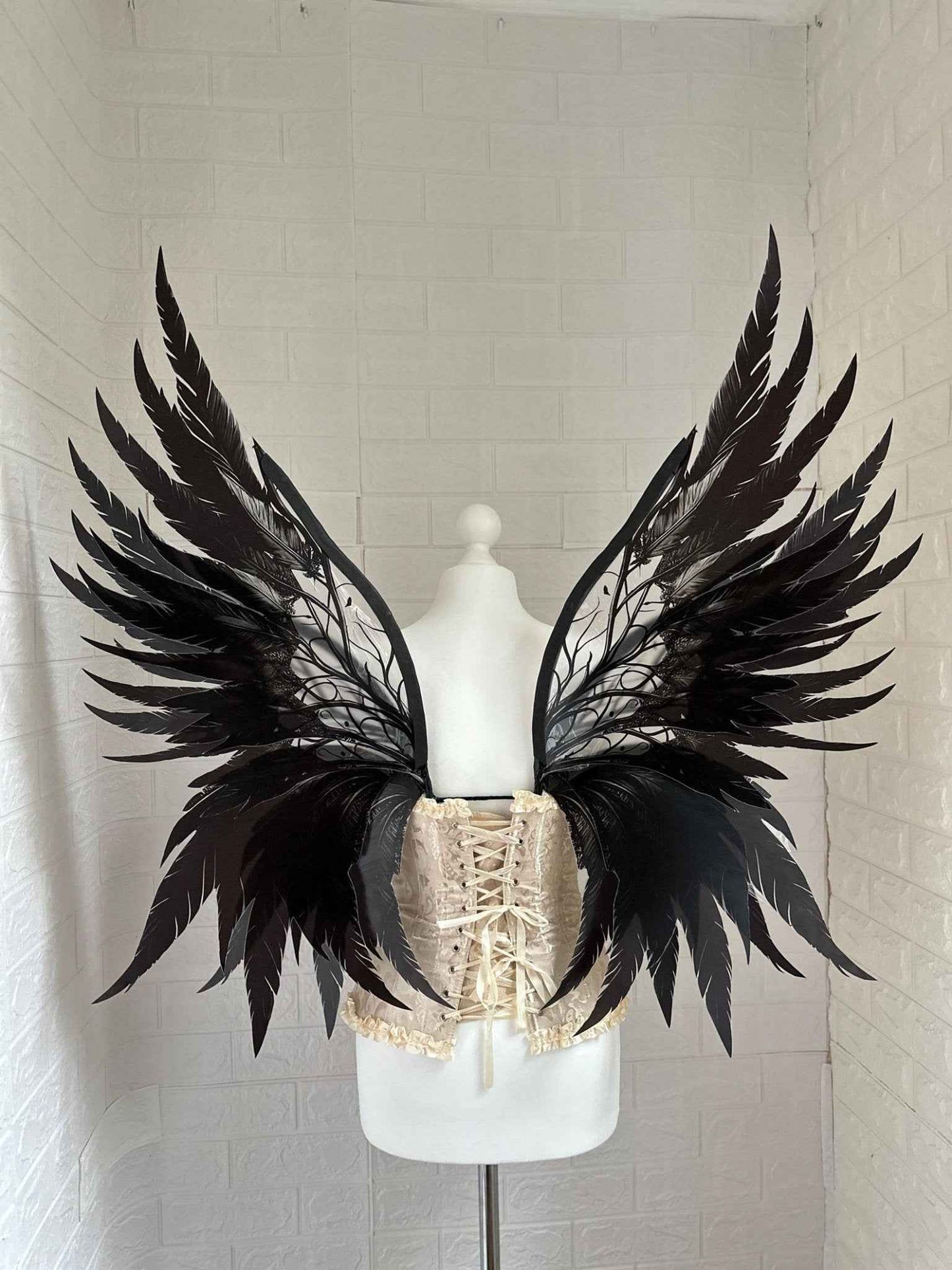Ailes en plastique avec motif de plumes noires de la boutique Etsy, parfaites pour ajouter une touche glamour et mystérieuse à vos déguisements lors de festivals ou d'événements costumés.