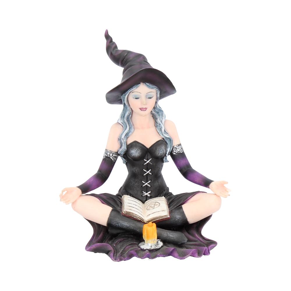 Figurine captivante de sorcière Aradia 14cm de Nemesis Now, vêtue d'une robe noire, tenant un grimoire et éclairée par une bougie, symbole de magie et d'intuition.