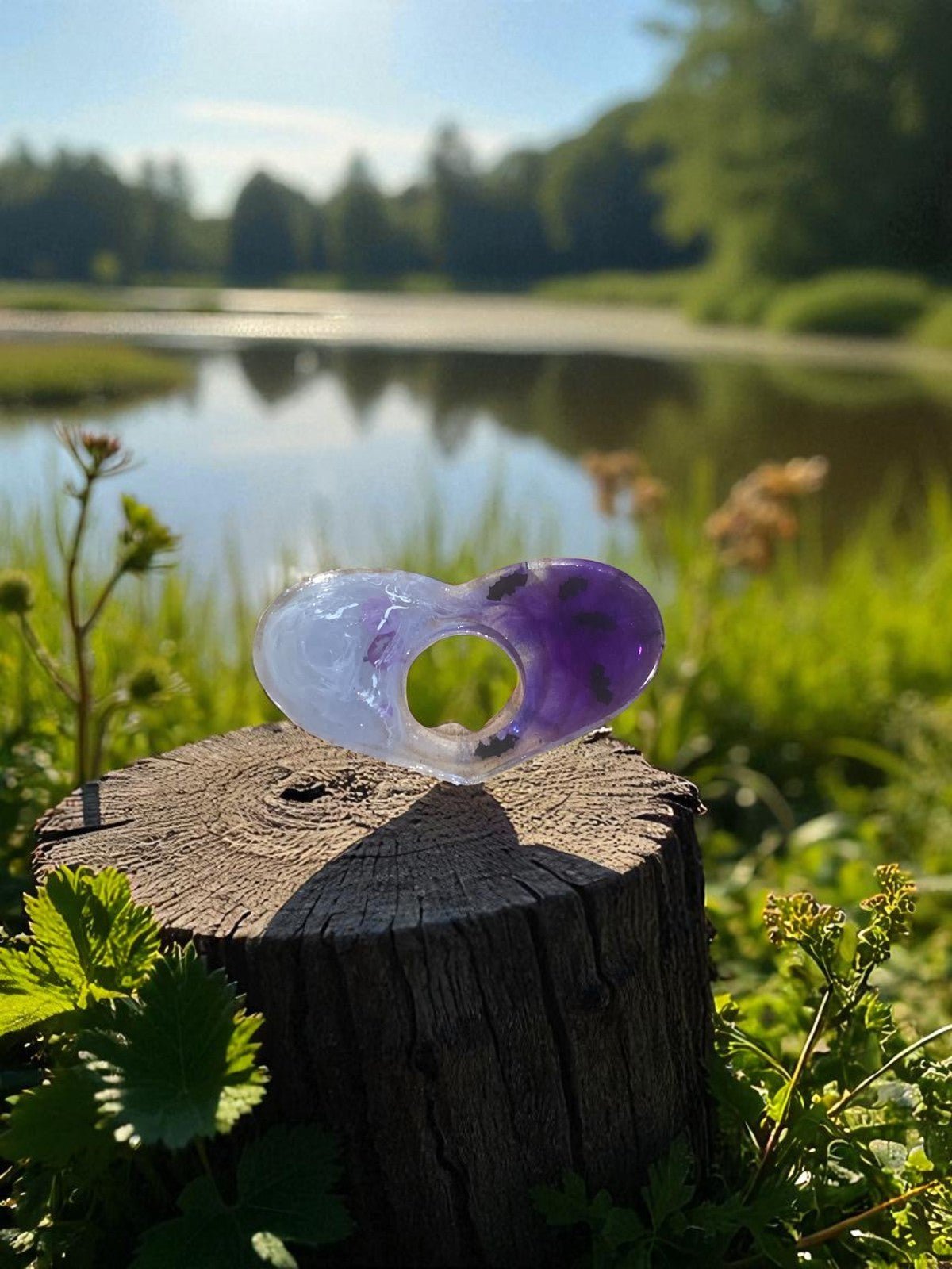 Découvrez la Bague de lecture signée Jessica Deelyah, pièce unique qui allie élégance et fonctionnalité, idéale pour maintenir votre livre ouvert tout en ajoutant une touche colorée à votre style.
