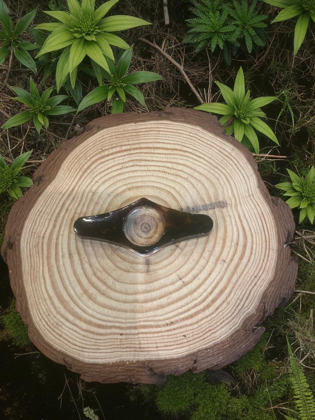 Bague de lecture par Jessica Deelyah, un accessoire artisanal unique en résine avec des fleurs délicates et des paillettes scintillantes, transformant chaque moment de lecture en une expérience magique.