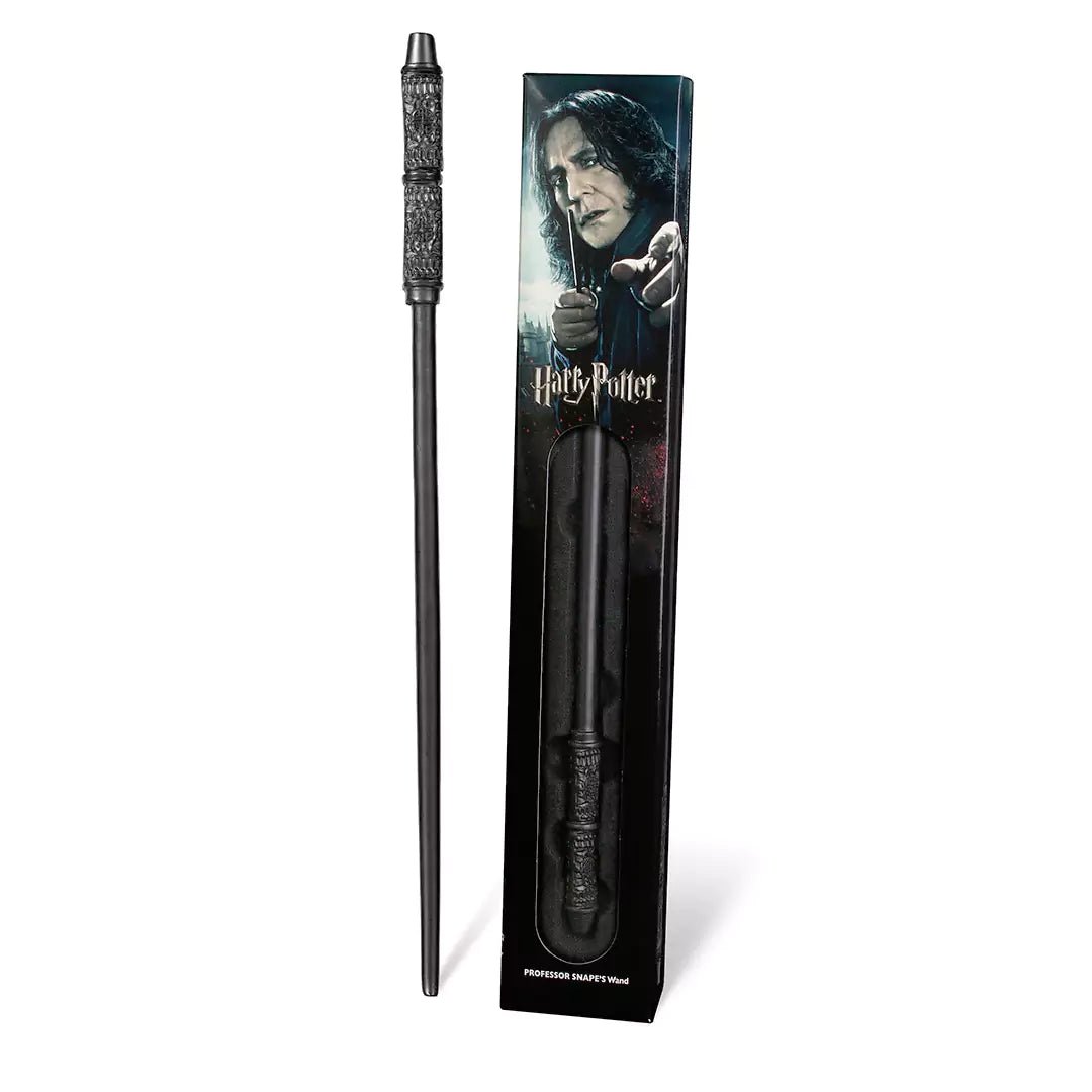 Réplique en résine de la baguette de Severus Rogue par Noble Collection, soigneusement présentée dans sa boîte blister, capturant l'essence de ce personnage mystérieux.