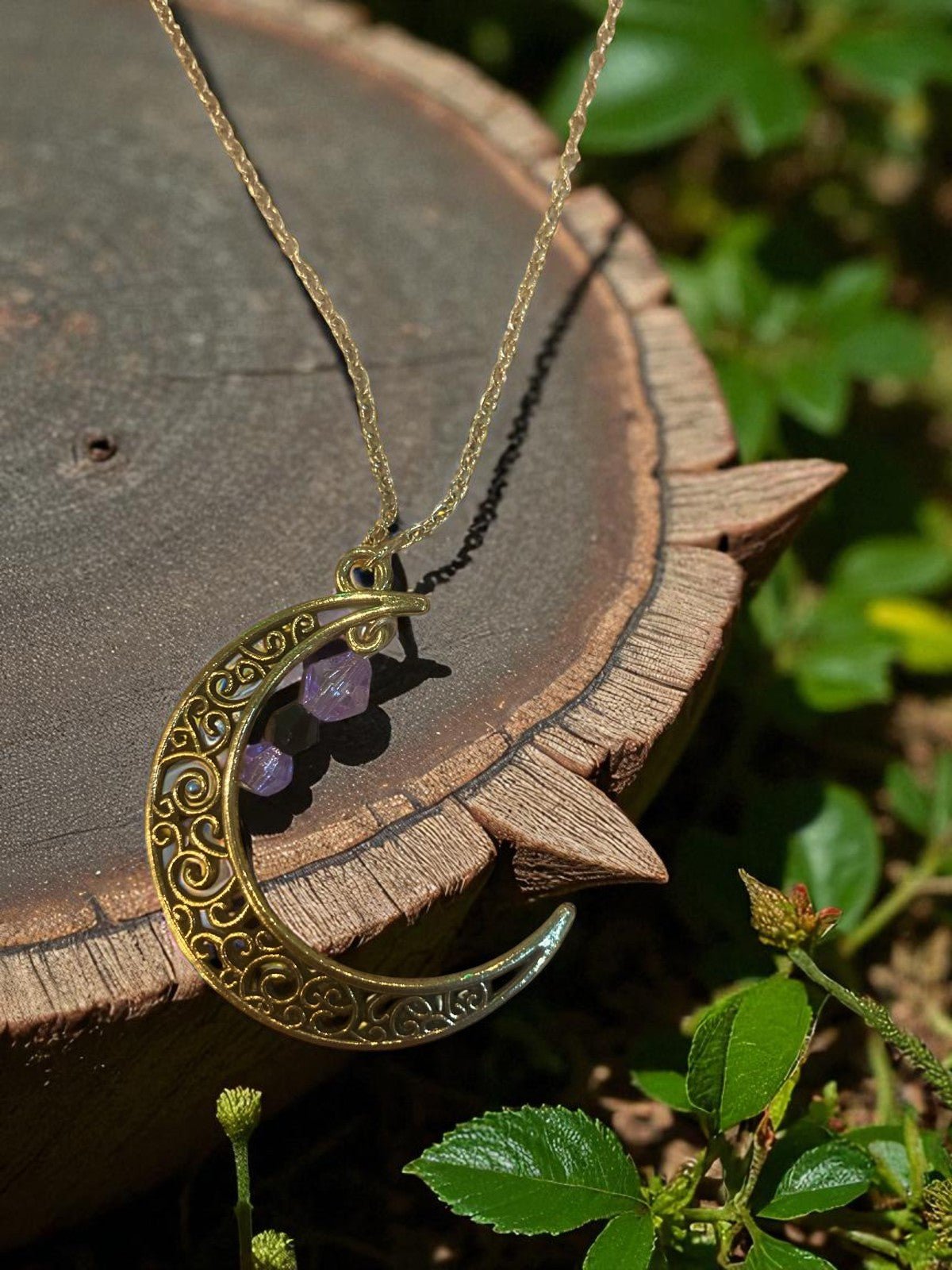 Bijou unique Beauté lunaire en cristal de Swarovski par Jessica Deelyah, illuminant d'une douce lumière mystérieuse.