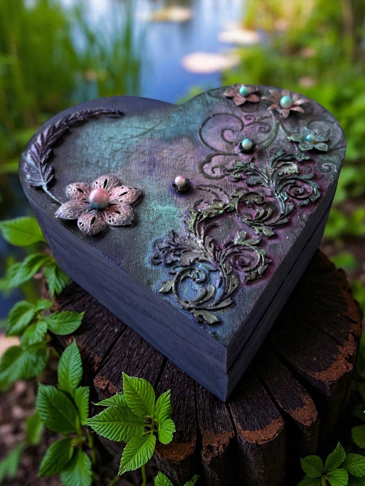 Boîte à bijou élégante conçue par Uchronie Créations, ajoutant une touche de magie à votre décoration intérieure.