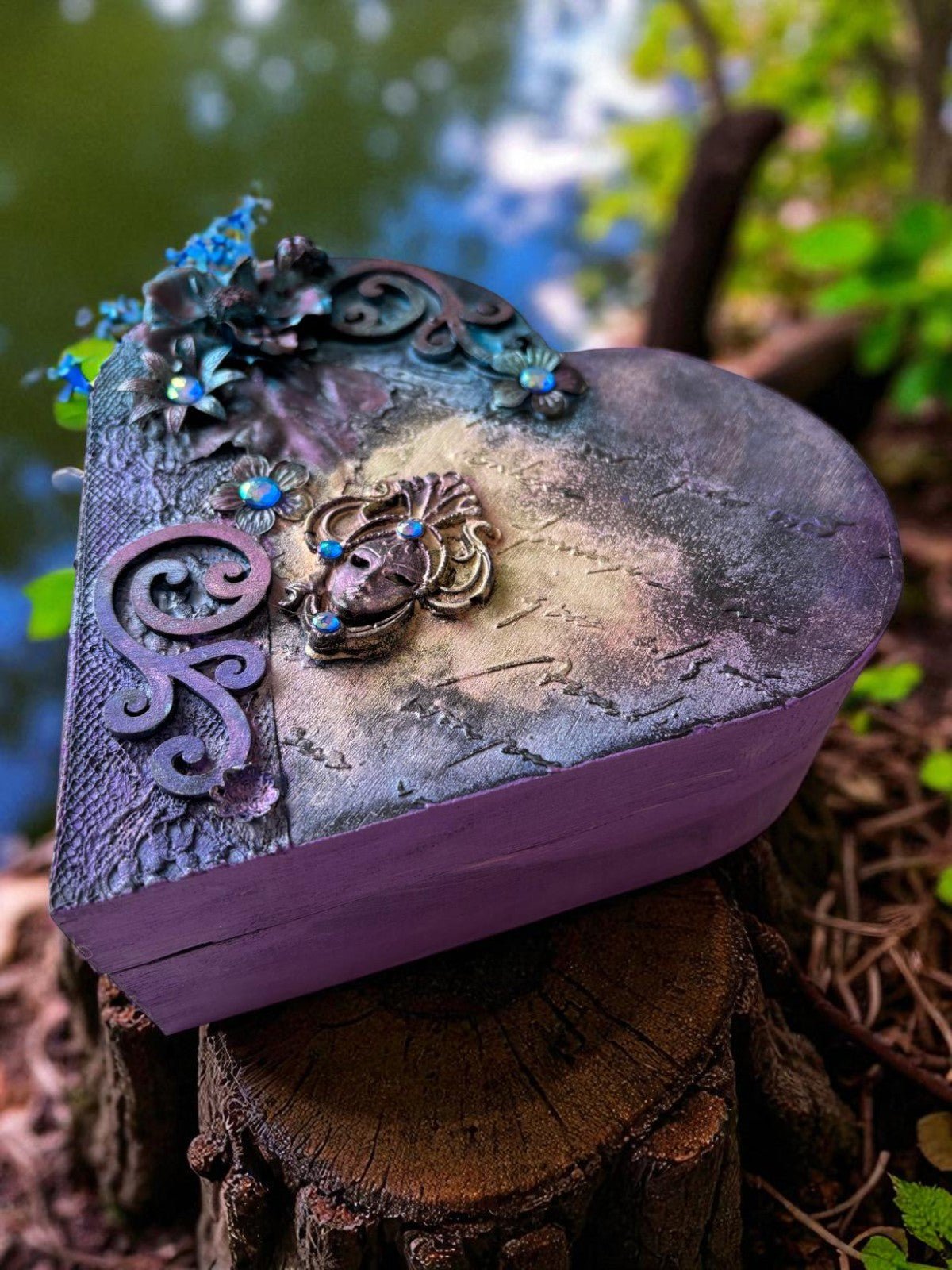 Boîte à bijou rectangulaire d'Uchronie Créations, alliant charme et fonctionnalité dans un petit format.