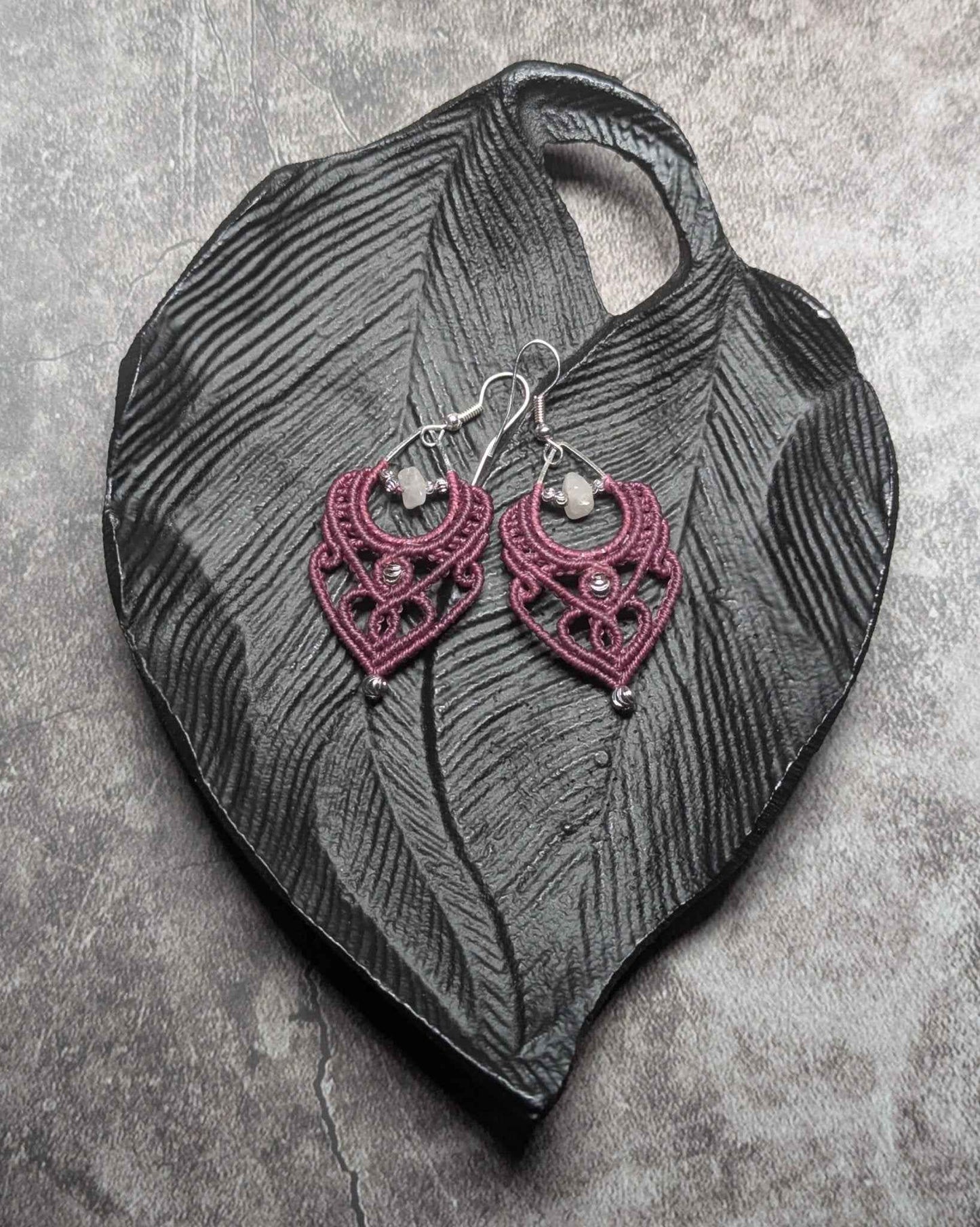 Boucles d’oreilles fil de perle de Les fils ensorcelés, artisanat élégant avec perles dorées et argentées, ajoutant une touche de magie à votre look.