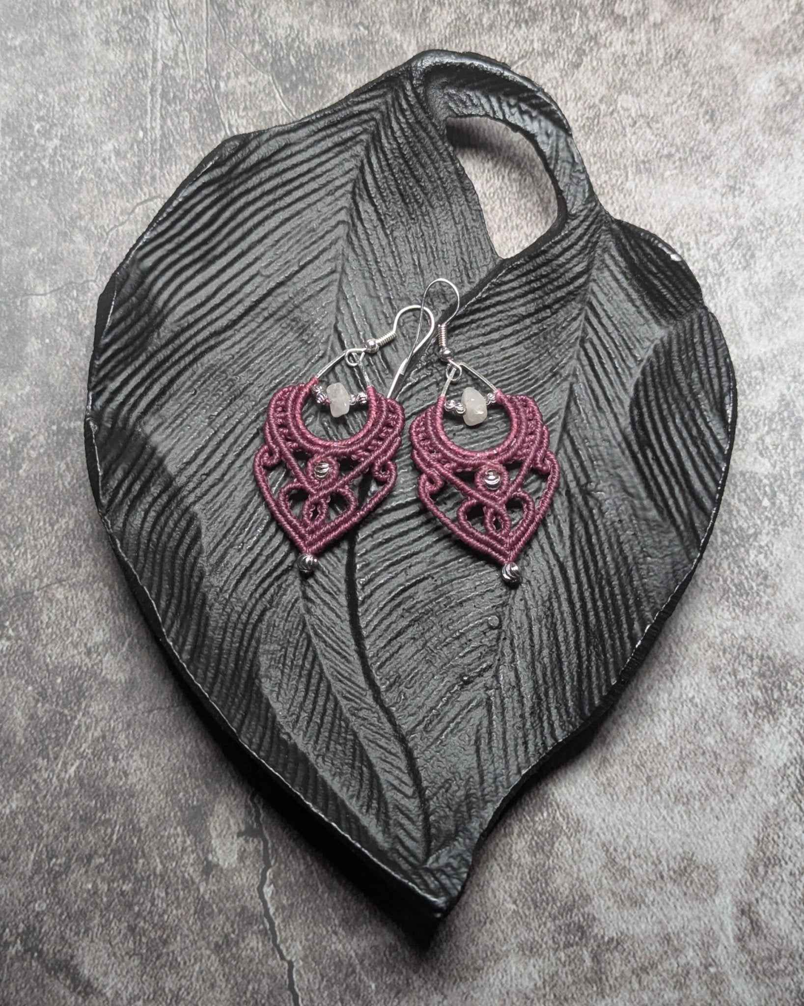 Boucles d’oreilles fil de perle de Les fils ensorcelés, artisanat élégant avec perles dorées et argentées, ajoutant une touche de magie à votre look.