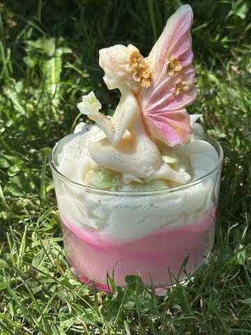 Bougie fée artisanale de Les étincelles de Noëmie, créant une ambiance magique avec sa lumière tamisée et ses parfums délicats.