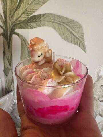 Bougie Licorne de Les étincelles de Noëmie, une création féerique pour une ambiance magique, fabriquée en cire de colza bio et parfumée avec des essences de Grasse.