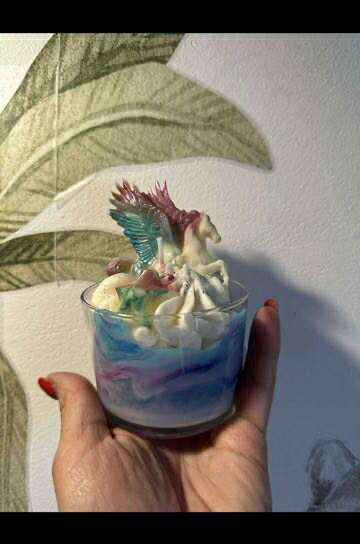 Bougie Pegase de Les étincelles de Noëmie, un chef-d'œuvre artisanal qui crée une atmosphère chaleureuse et envoûtante.