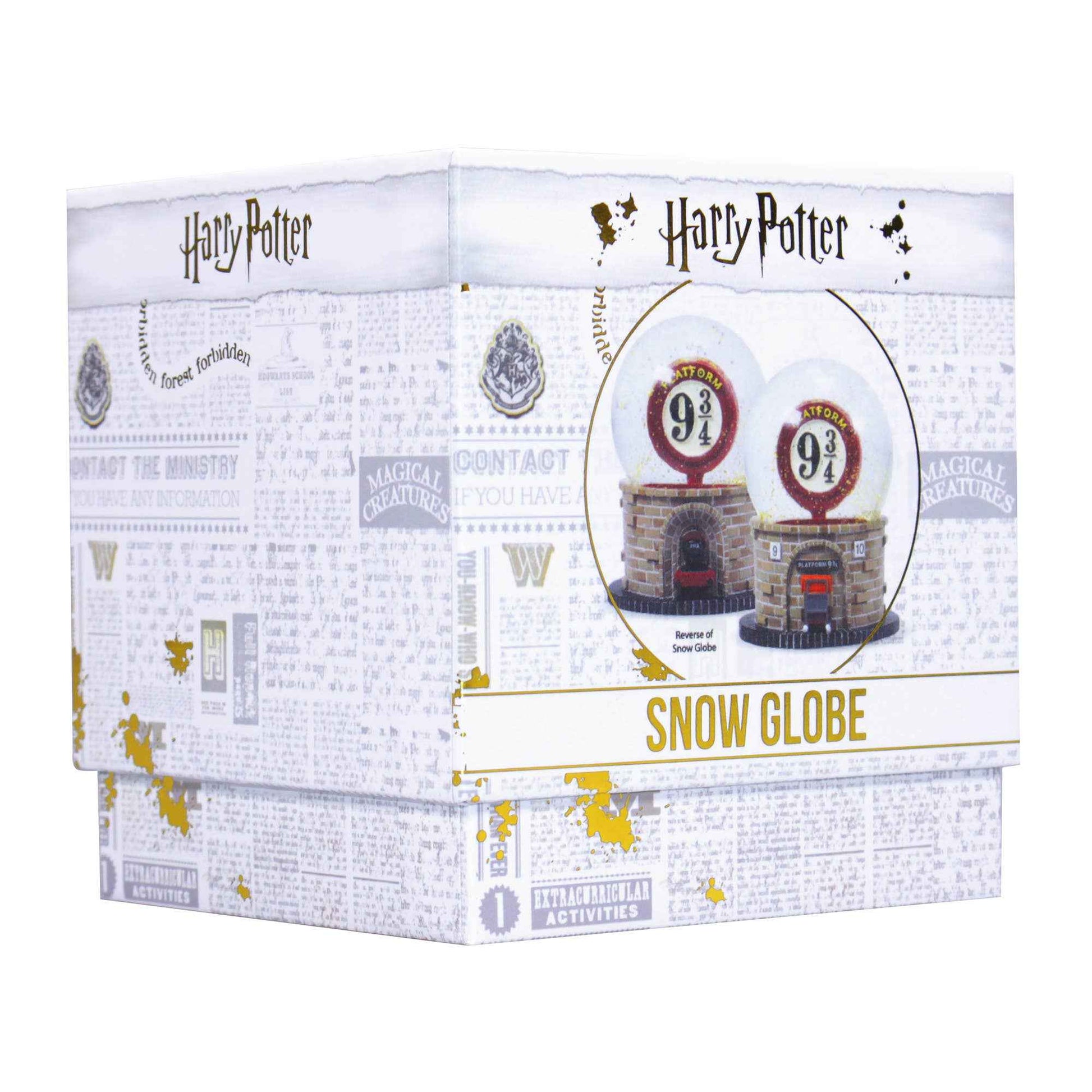 Boule à neige Harry Potter Plateforme 9 3/4 présentée dans sa boîte cadeau élégante par Half Moon Bay, parfaite comme objet décoratif ou cadeau enchanteur.