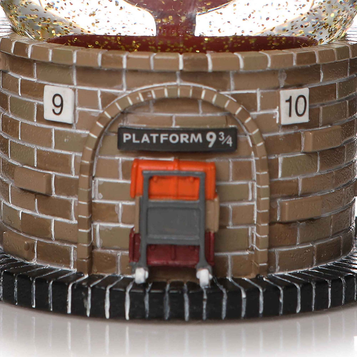Boule à neige Harry Potter - Plateforme 9 3/4 par Half Moon Bay, un symbole d'amour et d'énergie positive dans votre intérieur.