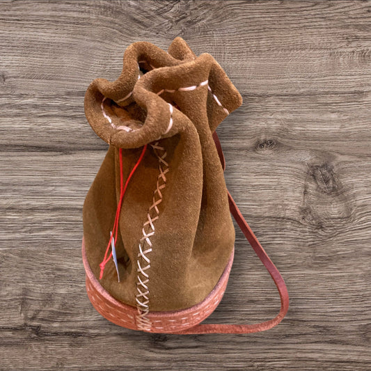 Détails artistiques de la bourse en cuir d'Eric Cuir, parfait pour les passionnés de cosplay et les aventuriers.