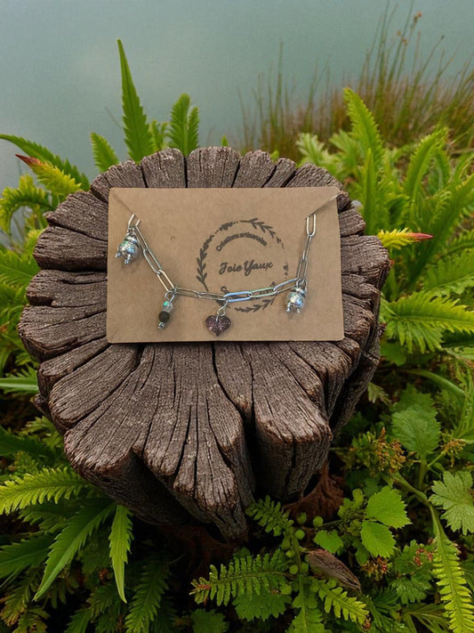 Découvrez le bracelet charm's Summer de Jessica Deelyah, un bijou ajustable en acier inoxydable qui capture l'élégance estivale avec ses mailles larges et fines.