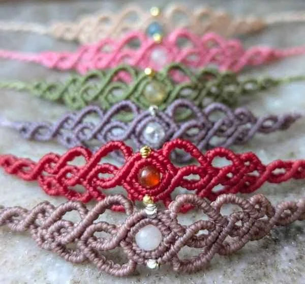 Bracelet « cœur » de Les fils ensorcelés, un bijou délicat en laiton doré ou argenté, parfait pour exprimer votre élégance.