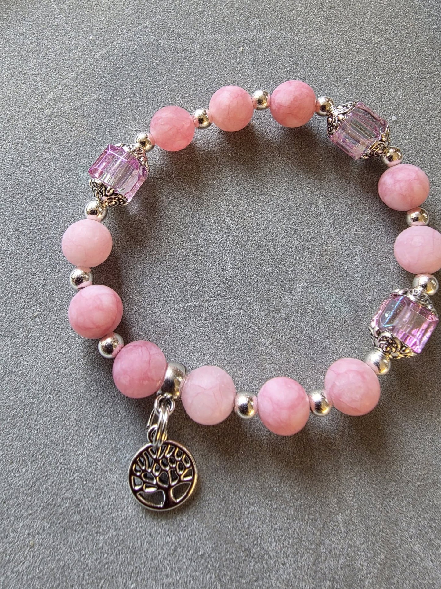 Bracelet en pierre protectrice de LhanisaCréa, mettant en valeur des pierres naturelles aux couleurs vibrantes telles que l'opale rose et la cornaline.