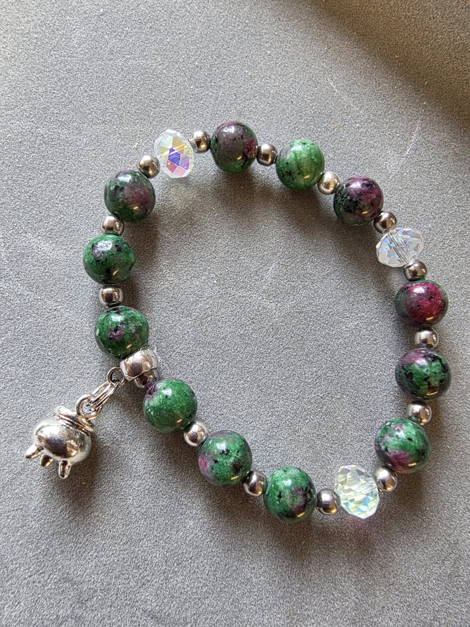 Détails du bracelet en pierre protectrice de LhanisaCréa, orné de symboles mystiques comme l'Arbre de Vie et les Triple Lunes.