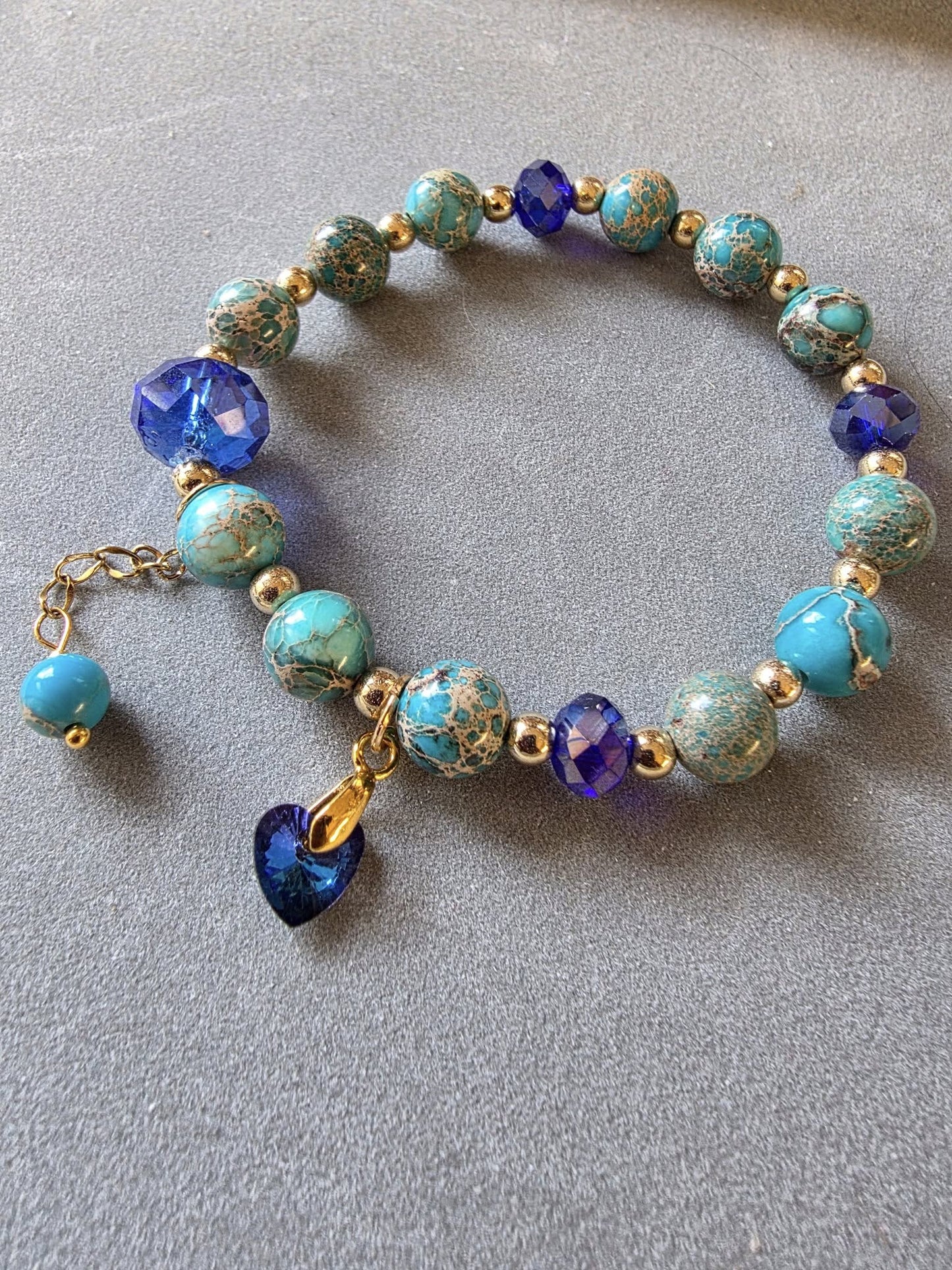Bracelet en pierre protectrice de LhanisaCréa, un accessoire spirituel qui combine esthétique et bien-être avec des pierres comme l'agate indienne et le jaspe impérial.