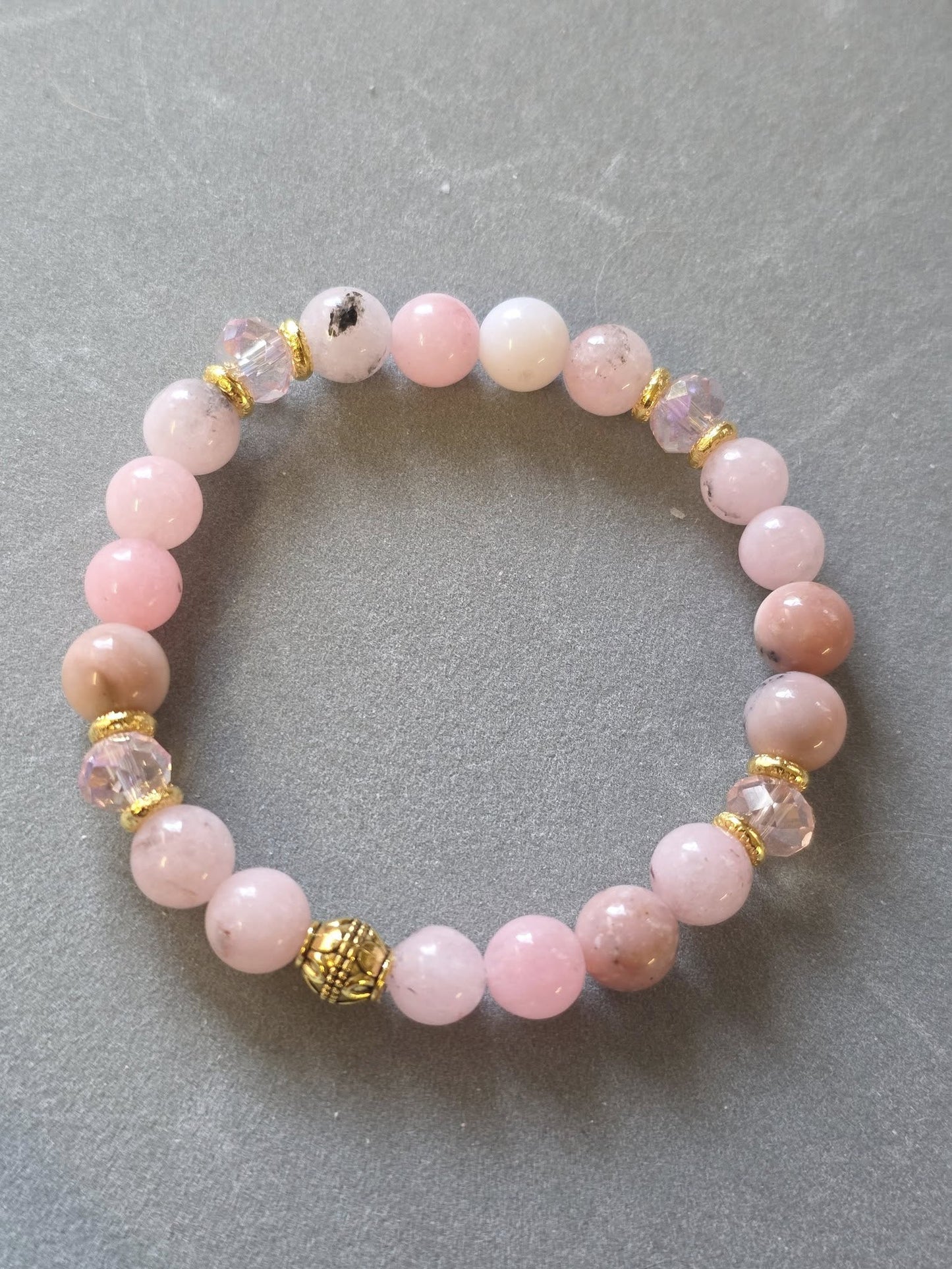 Bracelet en pierre protectrice de LhanisaCréa, conçu pour éveiller votre esprit et apporter équilibre grâce à des symboles puissants intégrés.