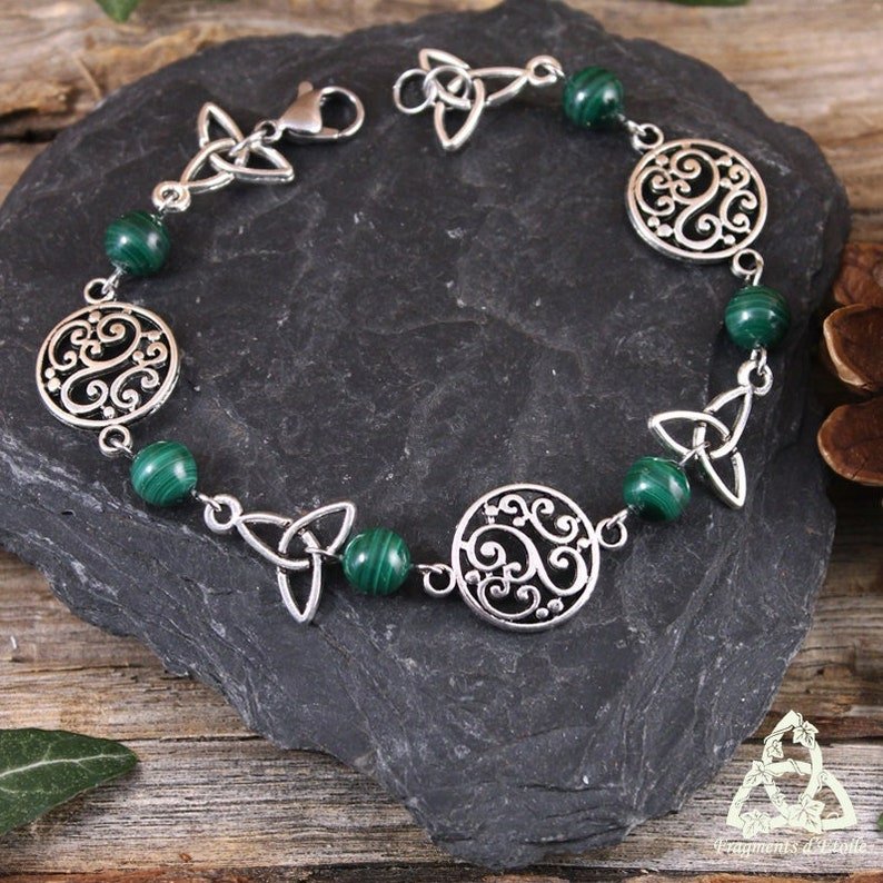 Bracelet entrelacs elfiques Malachite de Etsy, un bijou envoûtant avec des motifs celtique et en pierre de Malachite verte, idéal pour ajouter une touche de mystère à votre look.