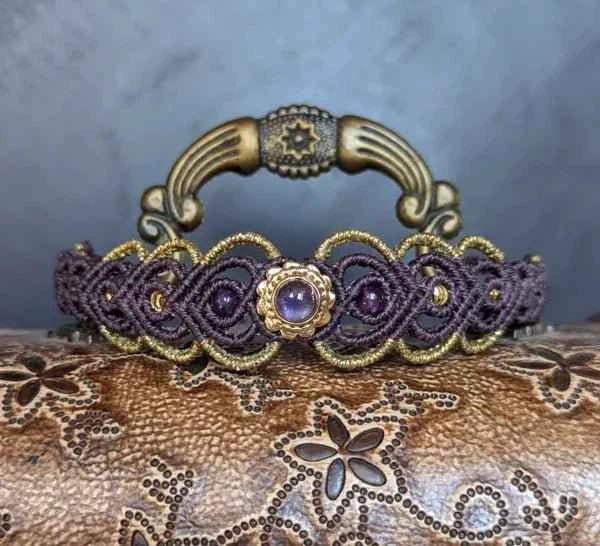 Bracelet Lysandra de Les fils ensorcelés, une pièce unique alliant élégance et mystère, tissé avec des pierres d’améthyste et labradorite.