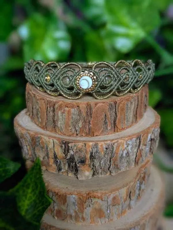 Bracelet Lysandra de Les fils ensorcelés, parfait pour sublimer vos tenues avec une lumière magique et une brillance subtile.