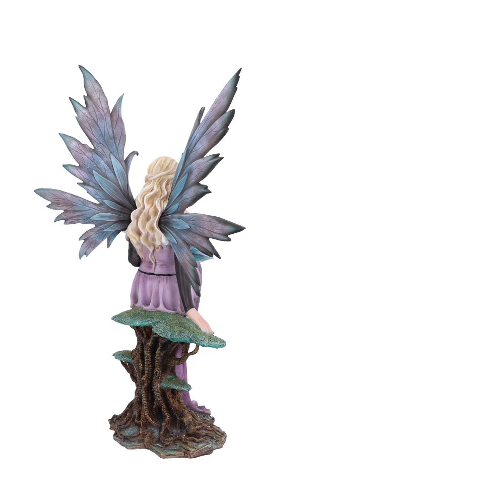 La Fée Elvie de 56 cm de Nemesis Now, sur un fond naturel, incarnant l'harmonie et la magie du printemps.