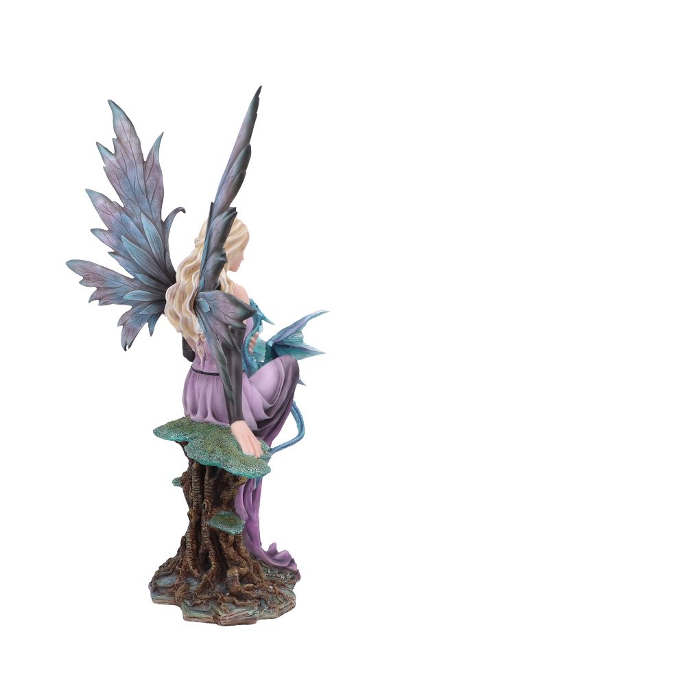 Vue de profil de la Fée Elvie de 56 cm de Nemesis Now, soulignant ses délicates ailes inspirées des fleurs et sa présence captivante.