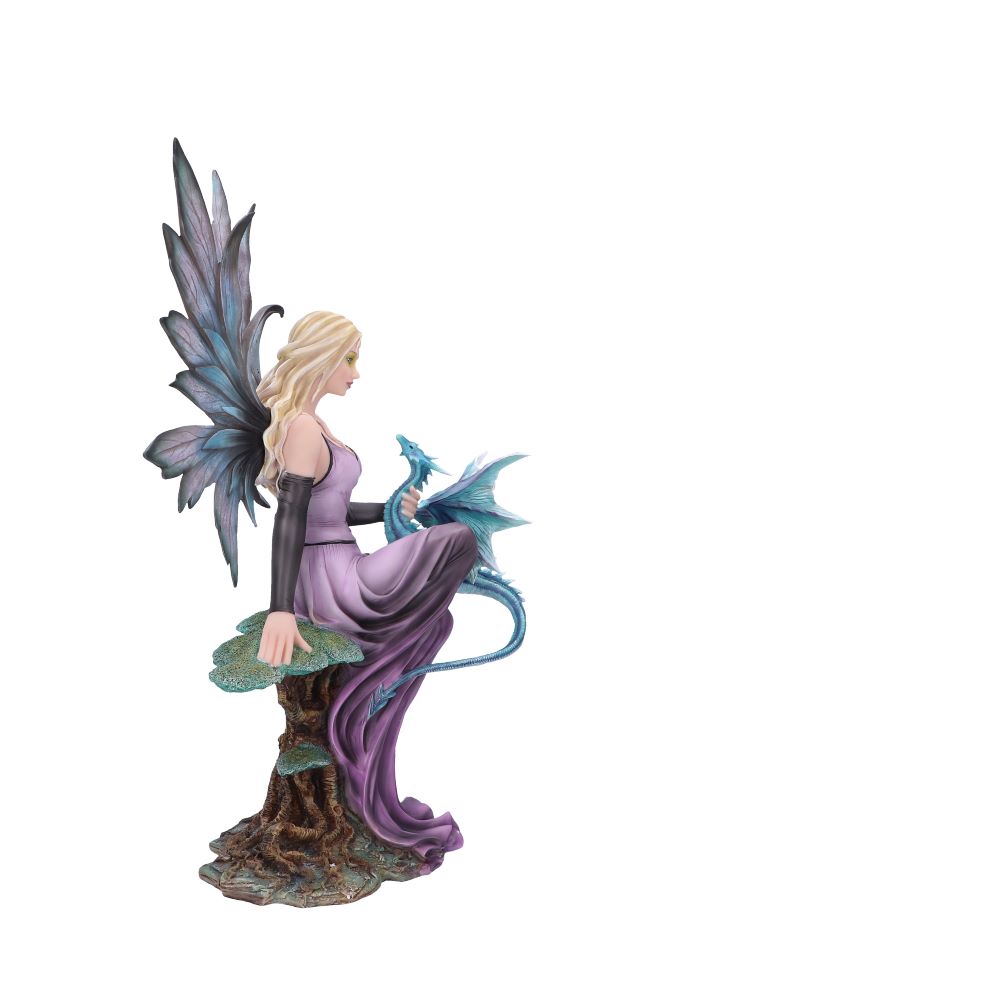 La Fée Elvie 56 cm de Nemesis Now, dans un décor féérique, révélant son éclat vibrant et son design artisanal exceptionnel.