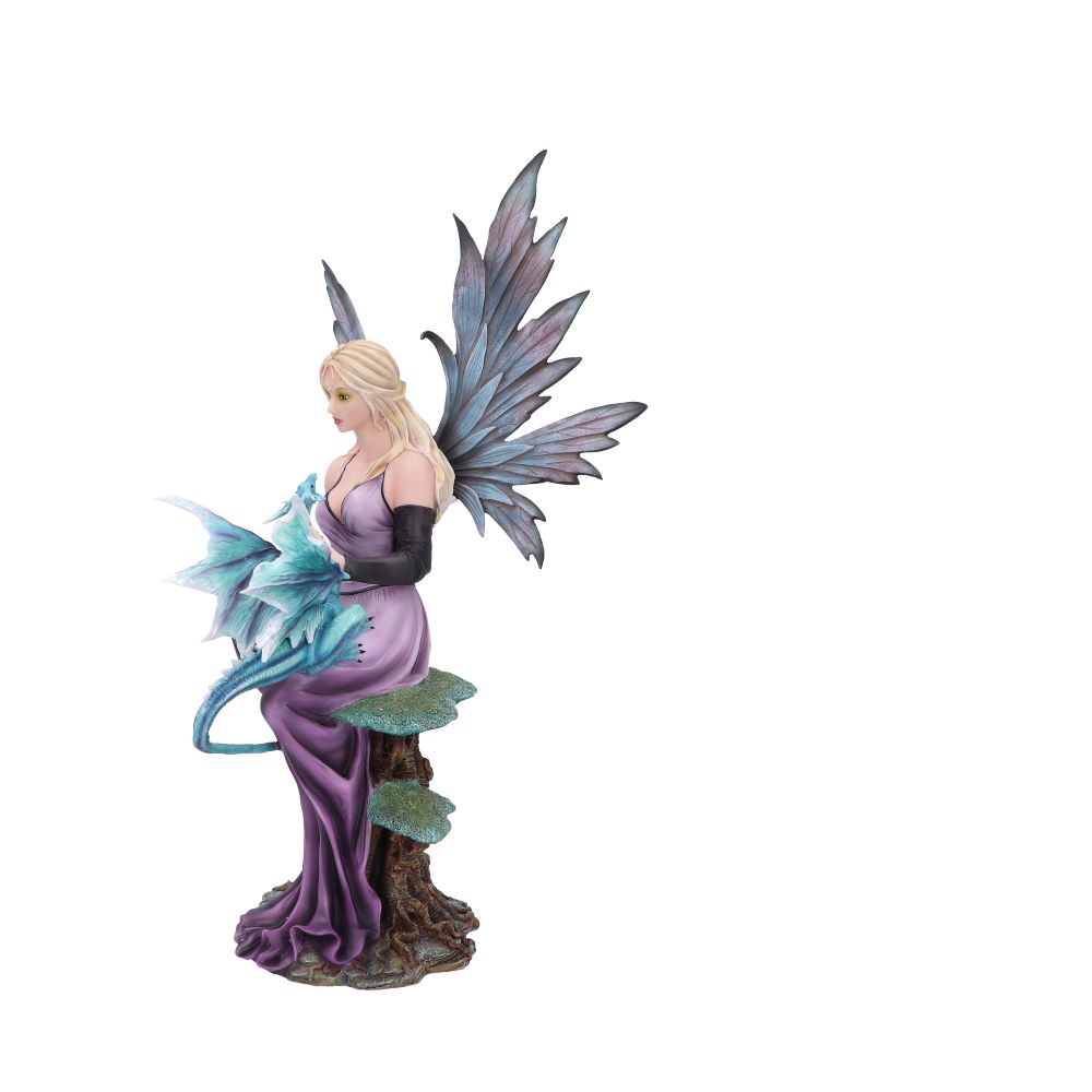 Fée Elvie 56cm assise gracieusement sur des racines forestières, une sculpture artistique de Nemesis Now, capturant la magie de la nature.