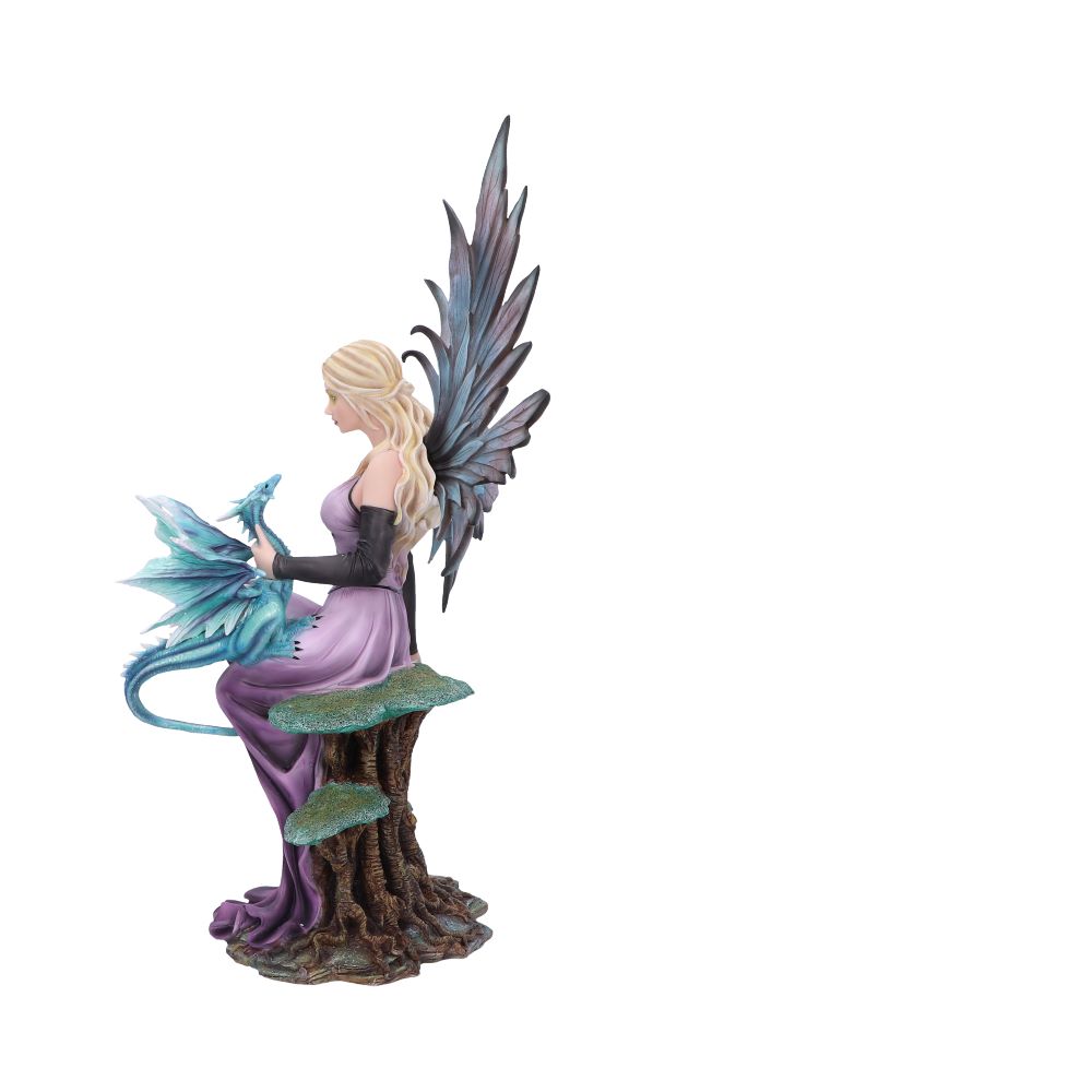 Fée Elvie de 56 cm de Nemesis Now, une fée du printemps aux ailes florales et au dragon turquoise, ajoutant une touche magique à votre décor.