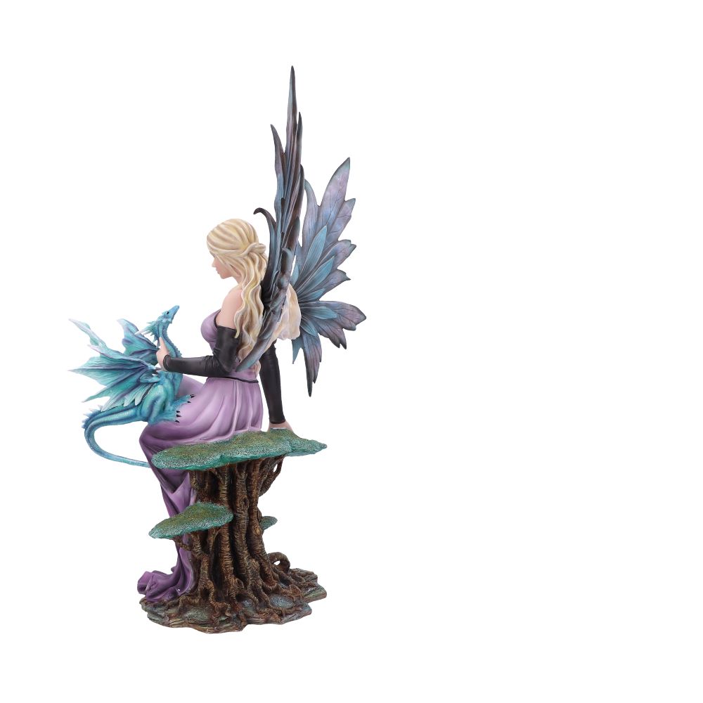 Fée du Printemps, Fée Elvie de 56 cm, par Nemesis Now, illuminant l'espace avec ses couleurs vibrantes et son charme délicat.